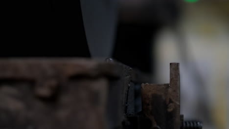 captura de pantalla de un molde de acero oxidado que se abre descubriendo y levantando un objeto de plástico pesado, el proceso industrial de fabricación y rotomoldeo de plástico reutilizado