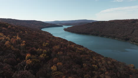 Malerische-Naturlandschaft-Am-Lake-Fort-Smith-State-Park,-Arkansas,-USA---Luftaufnahme