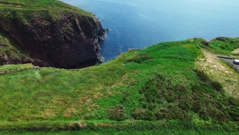 Acantilados-En-El-Mar-En-El-Paisaje-De-Irlanda-Del-Sur,-Reino-Unido