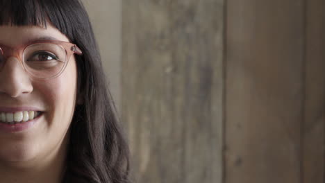 Retrato-De-Una-Joven-Y-Amigable-Mujer-Caucásica-Sonriendo-Alegre-Disfrutando-De-La-Satisfacción-Usando-Gafas-Elegantes-Espacio-Para-Copiar