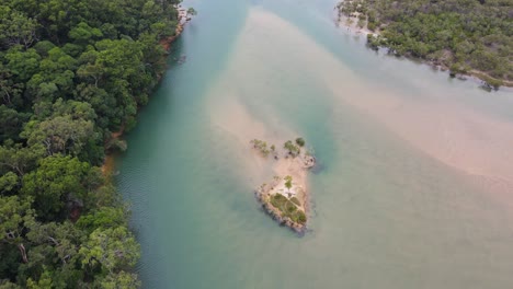 Vista-De-Pájaro-De-La-Isla-En-Medio-De-Tallebudgera-Creek-En-Gold-Coast,-Queensland,-Australia