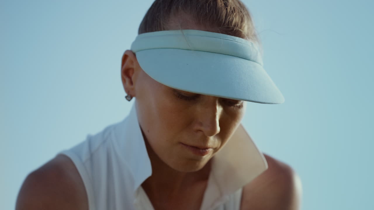 골프 선수가 페어웨이 코스에서 공을 치고 있습니다. 컨트리 클럽에서 활동하는 여성 플레이.