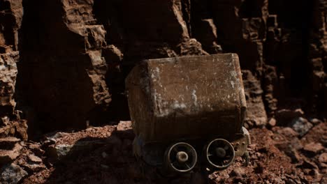 carretilla de mina de oro abandonada utilizada para transportar mineral durante la fiebre del oro