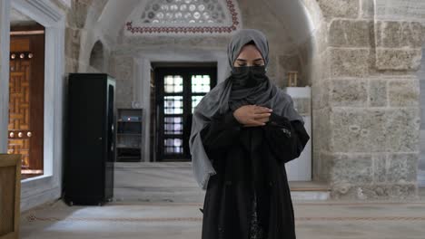 Muslimische-Frau-In-Der-Moschee