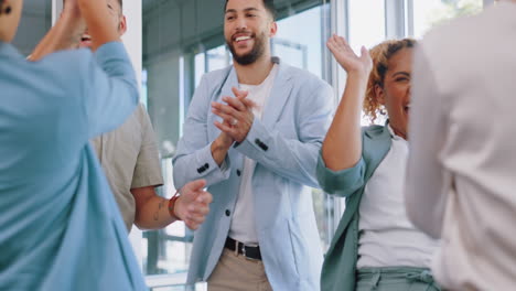 trabajo en equipo, manos juntas y celebración en la oficina
