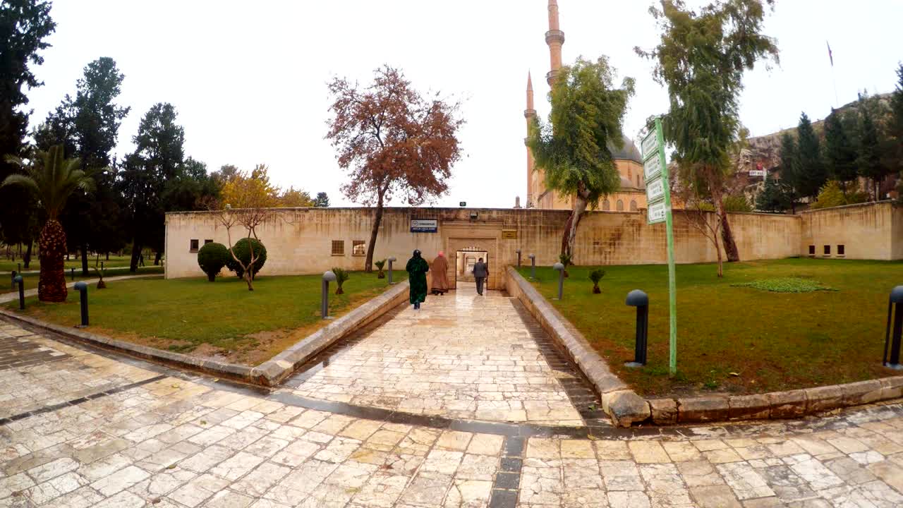 일부 무슬림 여성들은 우르파의 중심에 있는 메블리드-이 할릴 모스크에 간다.