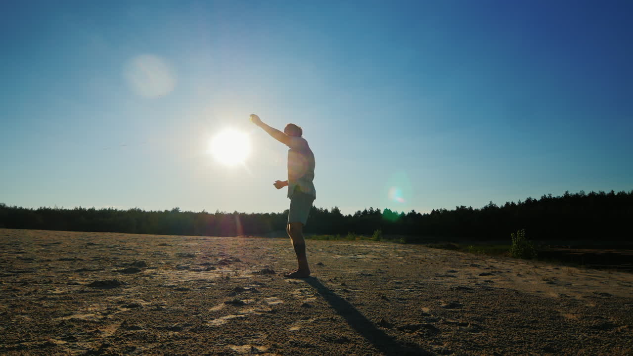 padre e hijo felices y saludables divirtiéndose - volando una cometa