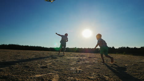 Feliz-Padre-Sano-E-Hijo-Se-Divierten---Volar-Una-Cometa