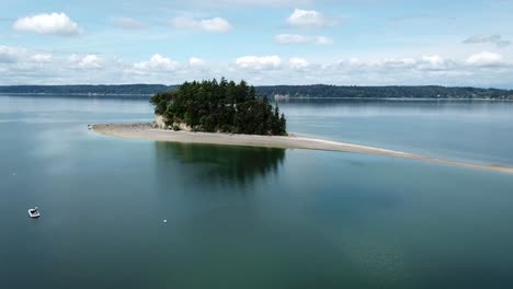 Entfernte-Rotierende-Luftaufnahme-Der-Insel-Des-Toten-Mannes-Im-Bundesstaat-Washington,-USA