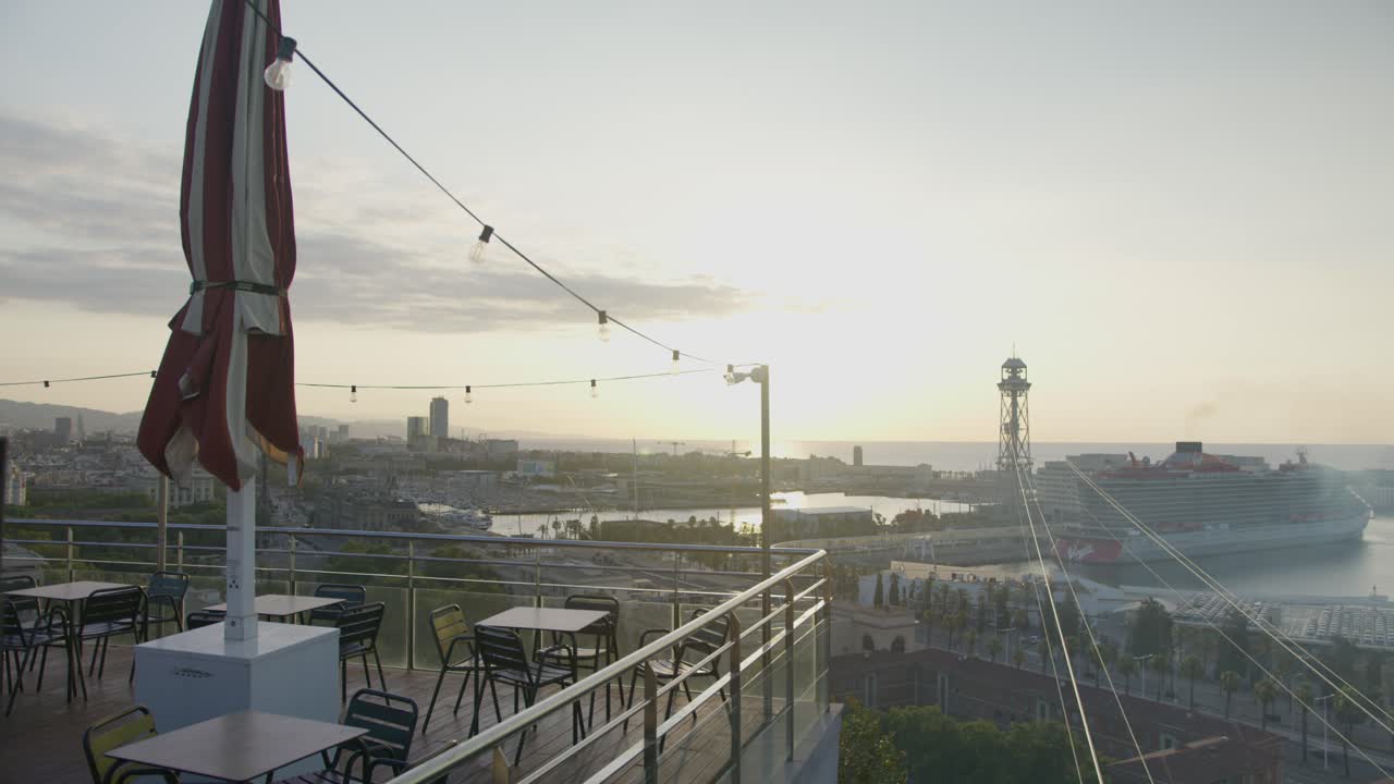 segunda vista de la cornisa del café, barcelona españa horizonte de la ciudad con el amanecer dorado en 6k mientras los pájaros vuelan