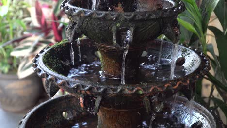 fuente que fluye en el templo doi suthep