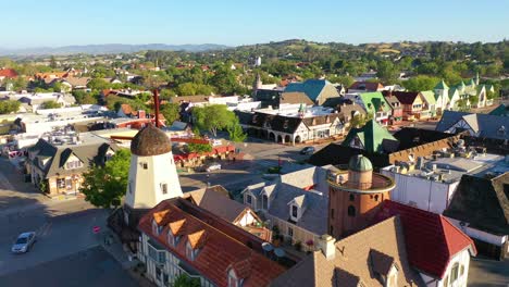 Luftaufnahme-über-Der-Malerischen-Dänischen-Stadt-Solvang-Kalifornien-Mit-Windmühle-Und-Geschäften