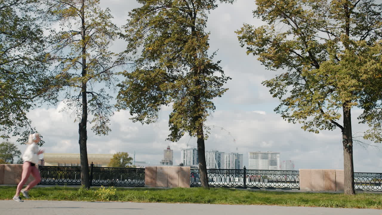 mujer corriendo en un parque de la ciudad