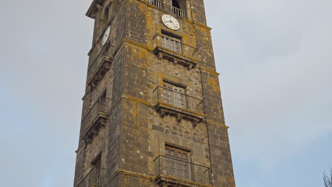 pan arriba a través de la histórica torre de ladrillo de la iglesia de la concepción en san cristóbal, españa
