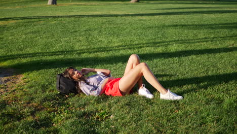 Hermoso-Joven-Estudiante-Universitario-Hispano-Descansando-Y-Tomando-Una-Siesta-En-Un-Campo-De-Hierba-Entre-Clases-En-El-Campus