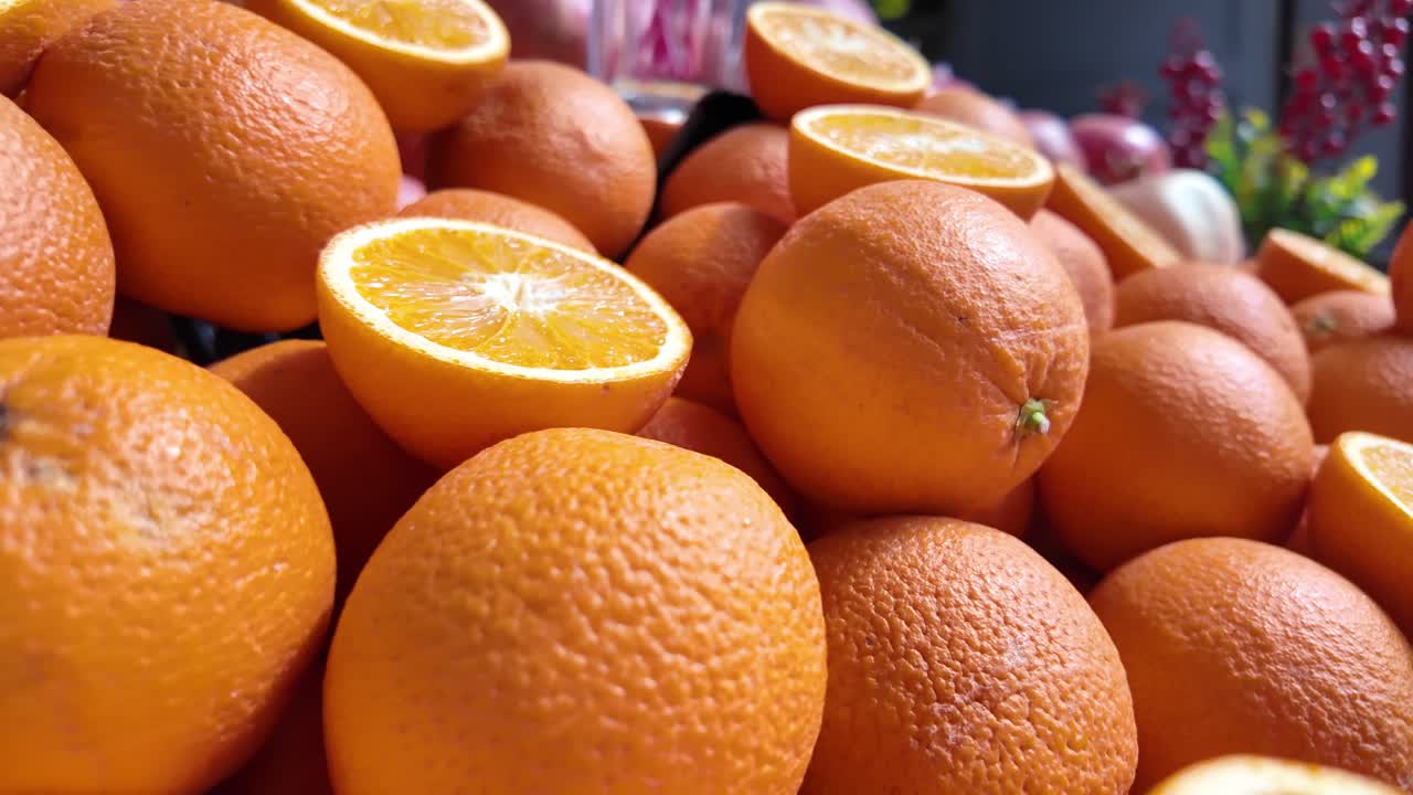 una pila de naranjas frescas