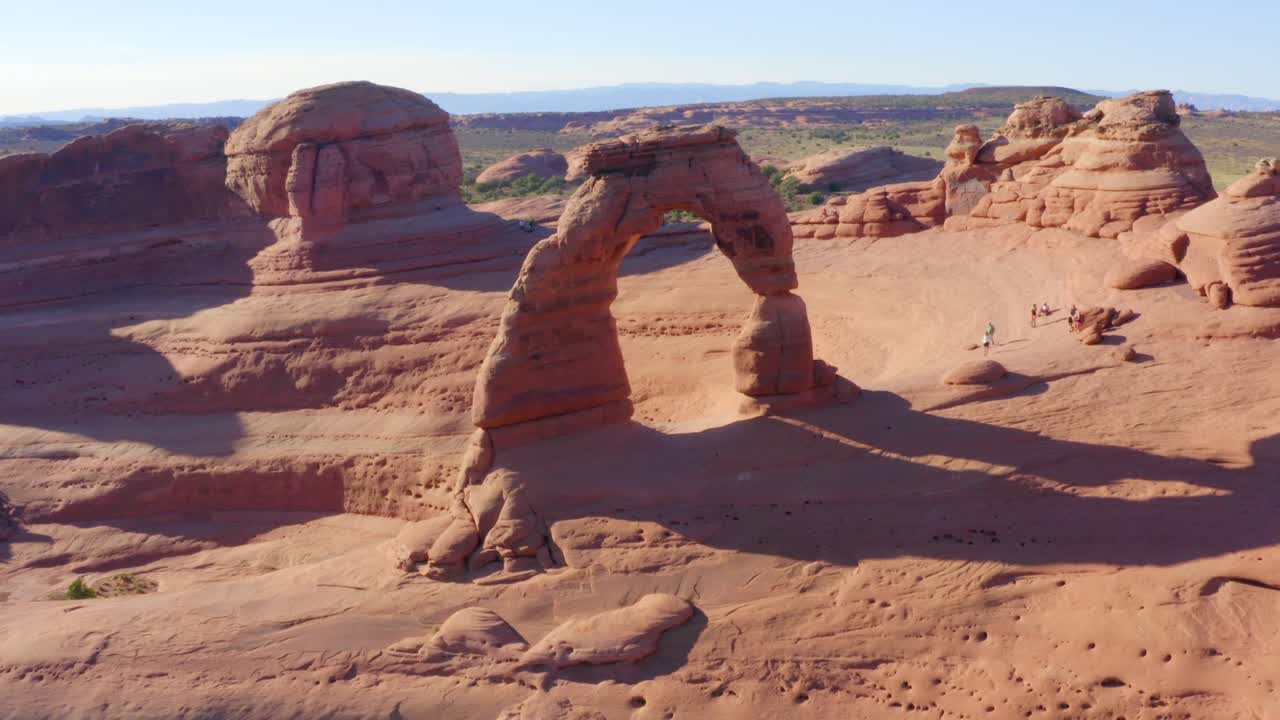 4K luftoptagelse af Delicate Arch i Arches Nationalpark, Utah, USA.