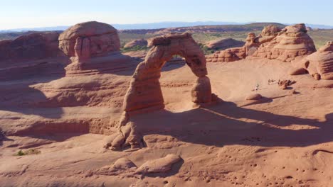 Antena-4k-De-Arco-Delicado-En-El-Parque-Nacional-Arches,-Utah,-Estados-Unidos