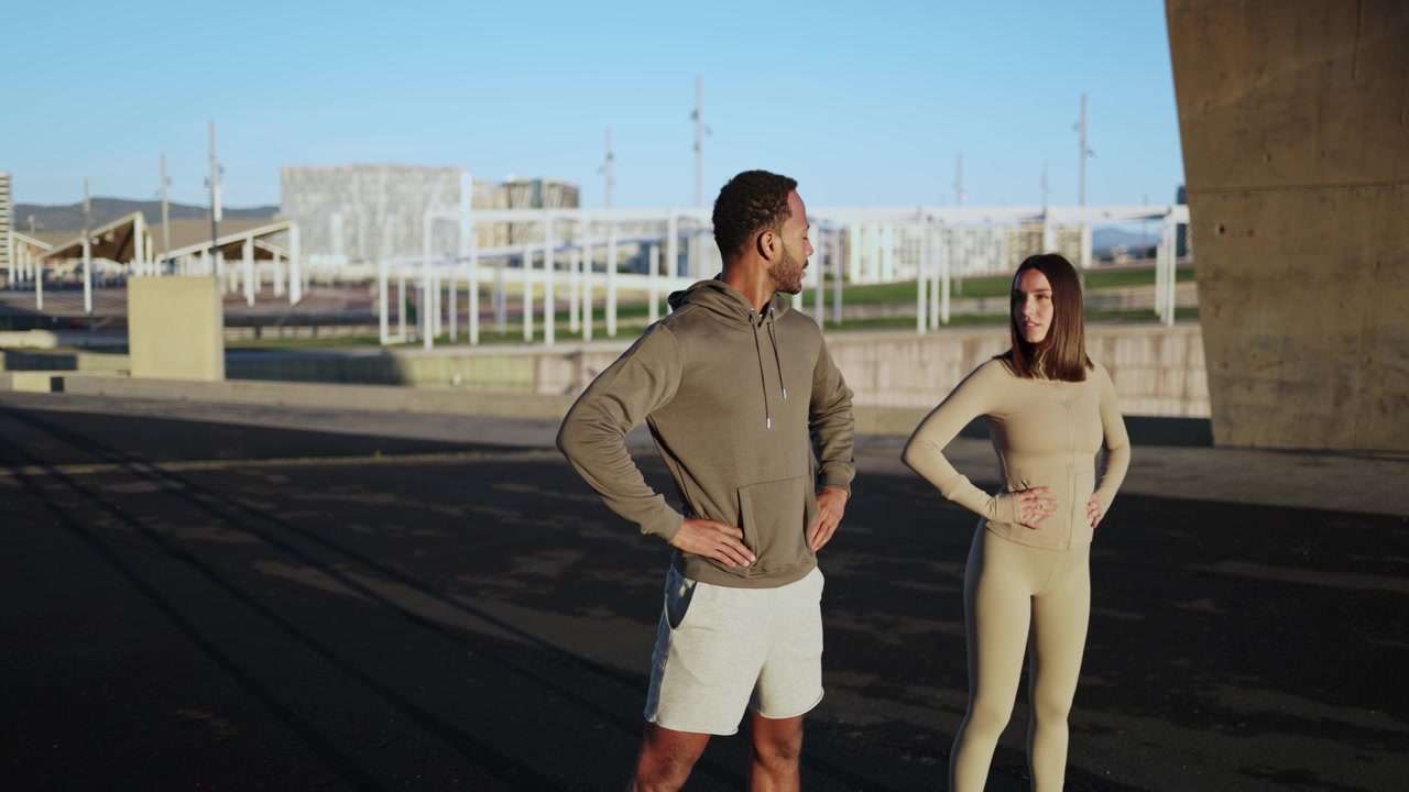 Casal Jovem Descansando e Conversando Após um Treino ao Ar Livre