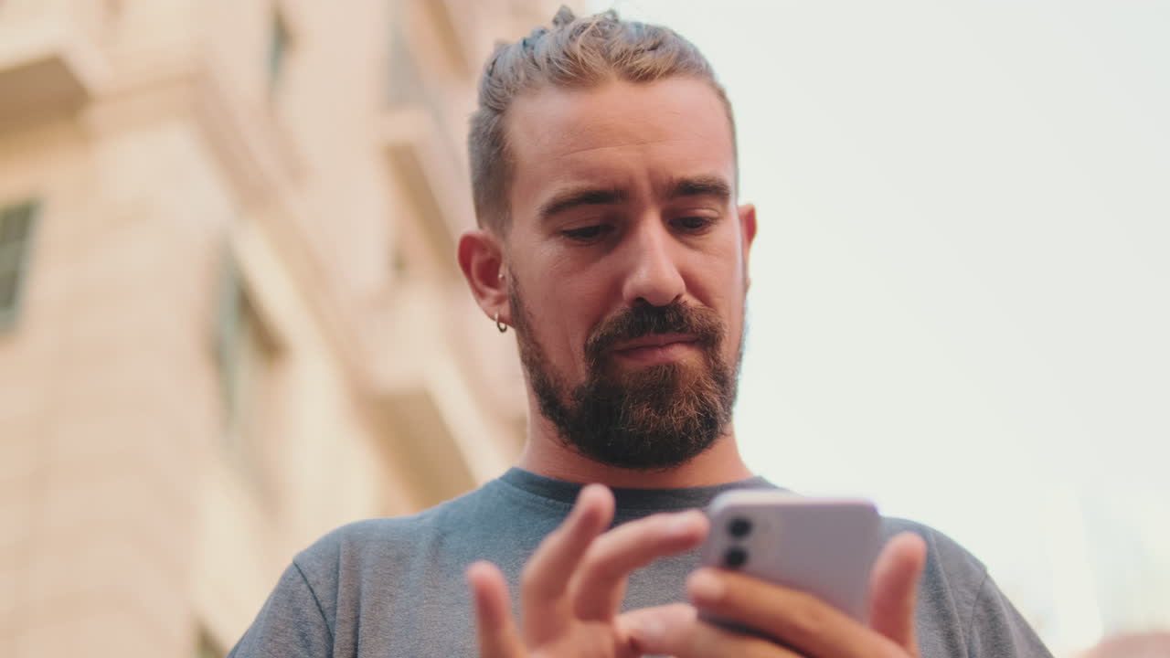 Homem usando celular na cidade
