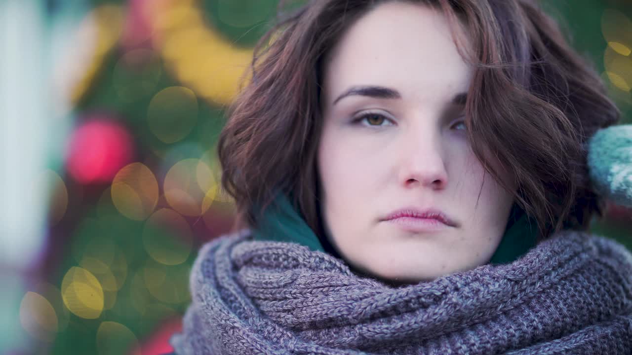 mujer en invierno cerca del árbol de navidad