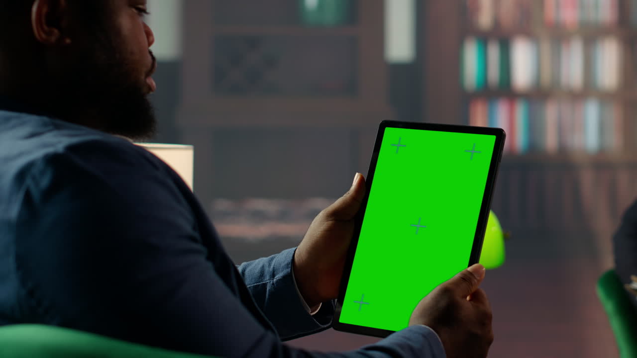 agentes secretos multiétnicos discutiendo junto a una maqueta aislada en exhibición