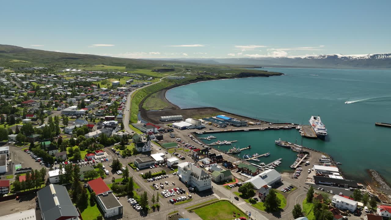 skjálfandi bay sunny day over husavik fisherman's village sunny day aerial (스칼란디 베이, 후사비크 어촌에서 이 나는 날)