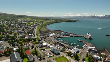 Bahía-De-Skjálfandi-Día-Soleado-Sobre-El-Pueblo-Pesquero-De-Husavik-Antena-De-Día-Soleado