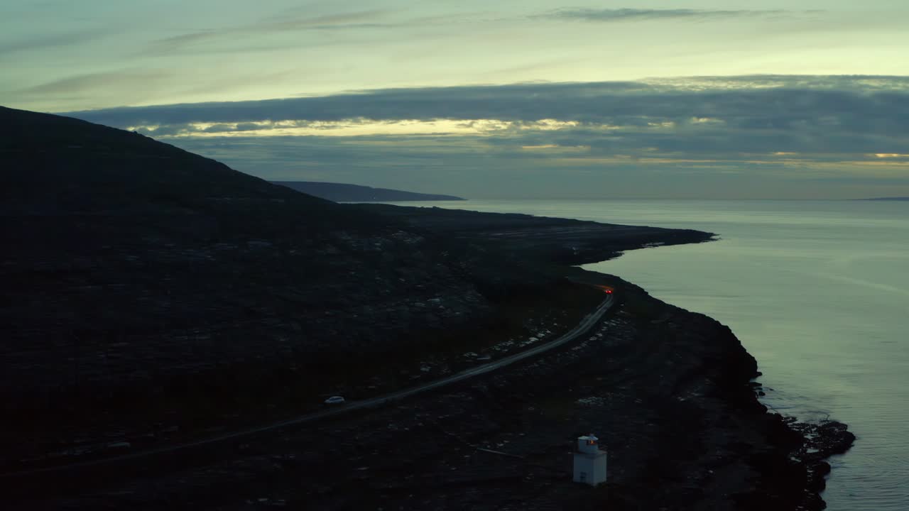 descendiendo desde el aire mostrando el faro de blackhead en el condado de clare