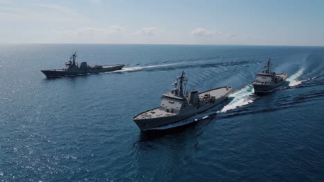 buques de guerra en formación en el mar