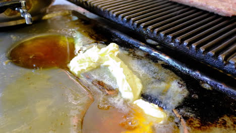 derretir la mantequilla en la parrilla