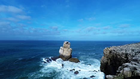 las olas del océano atlántico aplastando las rocas del acantilado en nau dos corvos en peniche, portugal