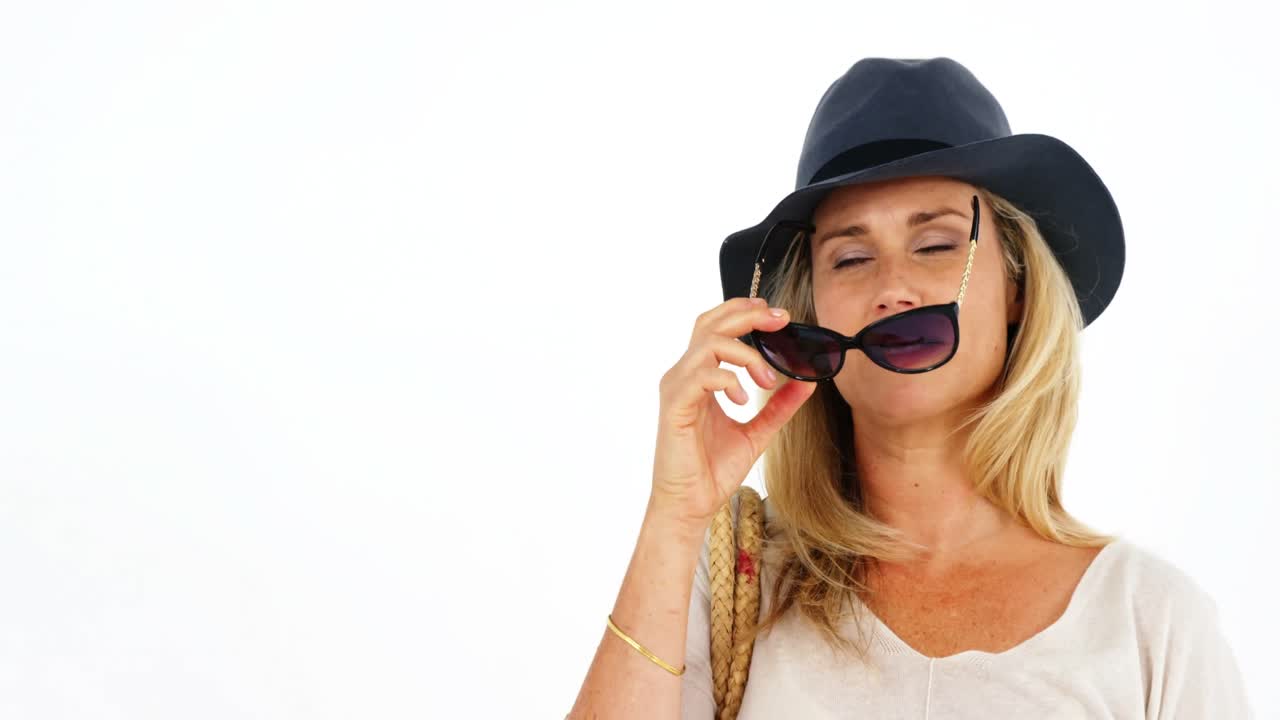 портрет красивой женщины, улыбающейся на белом фоне