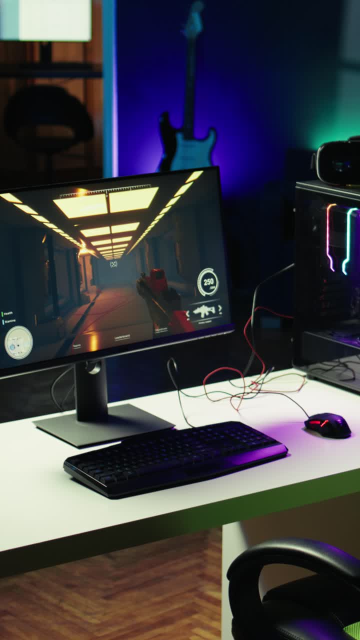 Lodret video. Nærbillede af pc, tastatur og mus på skrivebord i stuen