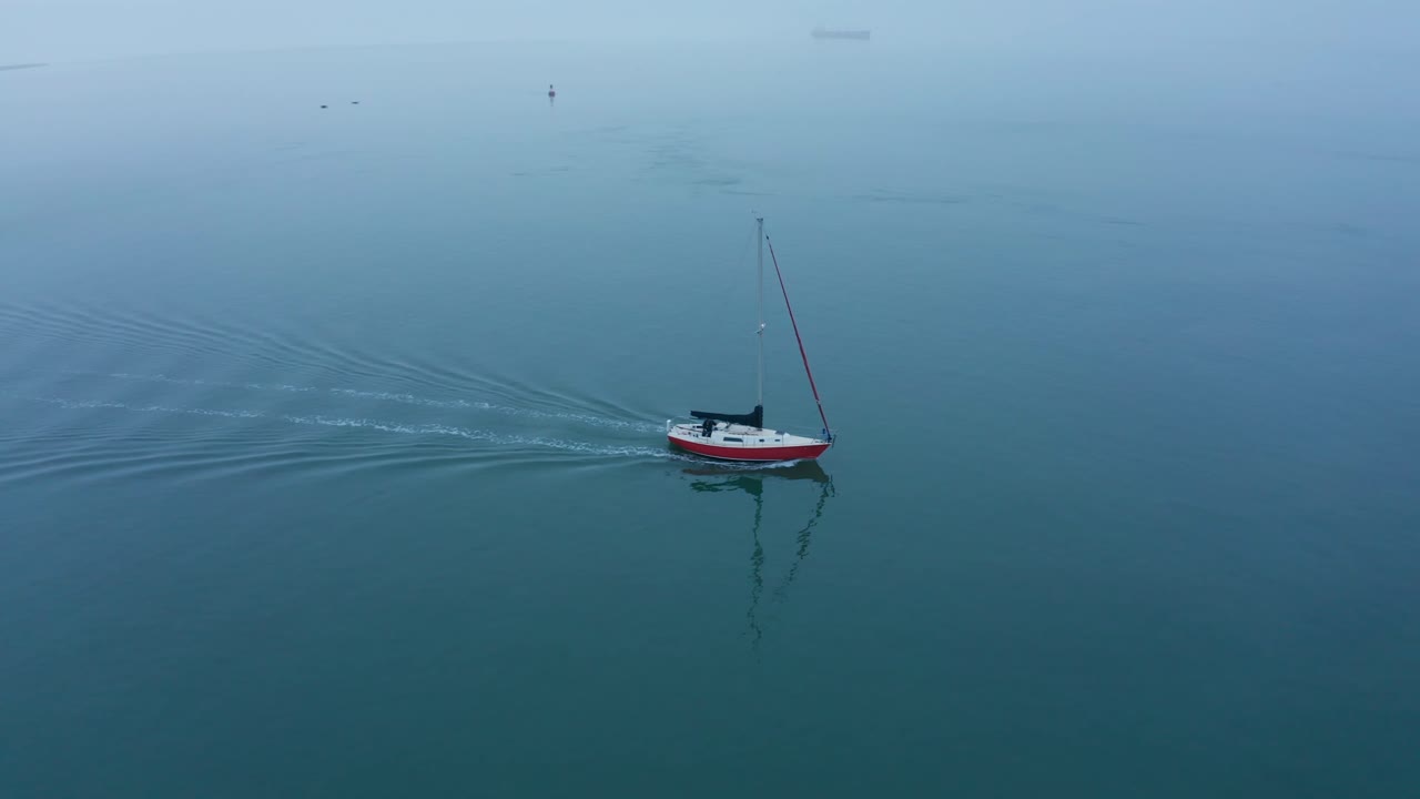 velero en la inmersión de la niebla en la madrugada