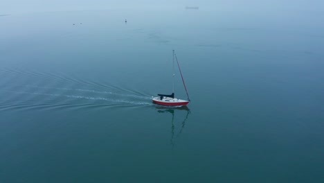 Segelboot-Im-Nebel-Am-Frühen-Morgen