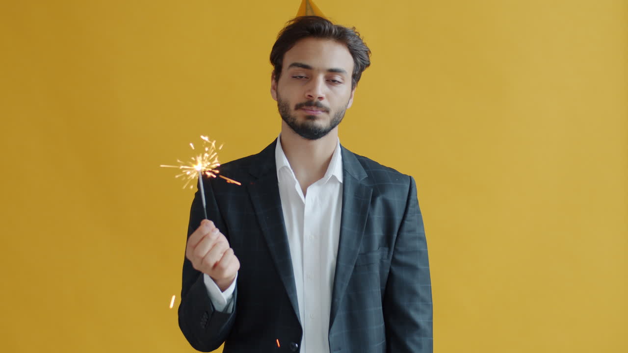 Hombre con traje, bengala y gorro de fiesta