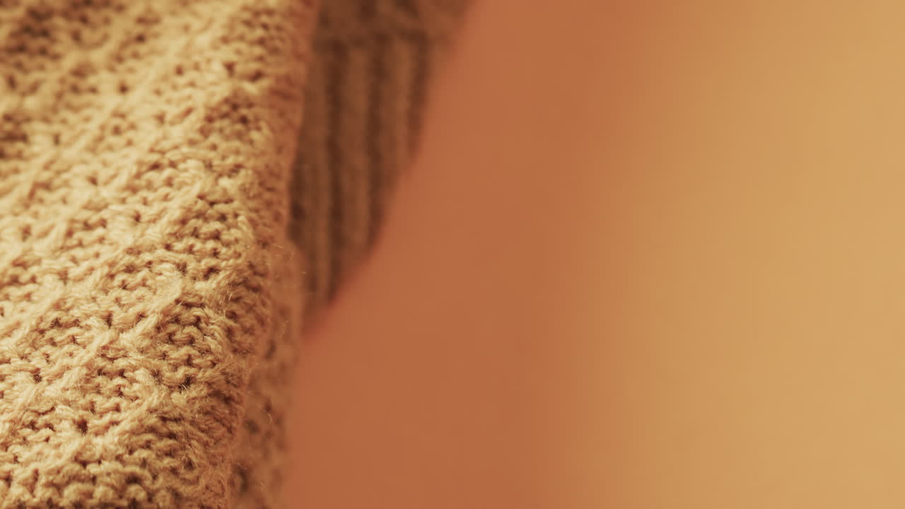 micro vídeo de primer plano de tela de ganchillo de lana amarilla con espacio de copia sobre fondo amarillo