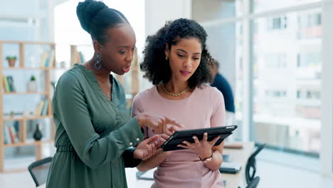 mujeres de negocios, equipo y asesoramiento con tableta