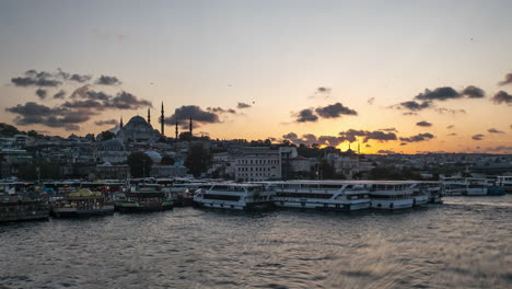 Istanbul-Bosporus-Riverside-Mit-Booten-Und-Moschee-Silhouette-Schöner-Sonnenuntergang-Im-Zeitraffer