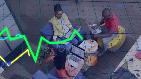 animación del procesamiento de datos financieros sobre diversos colegas que trabajan en la oficina