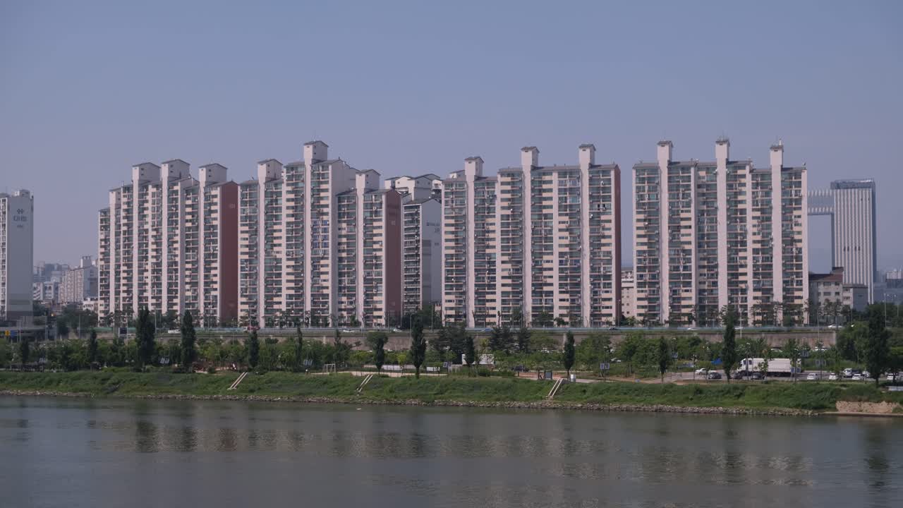 한국 서울의 인구 과잉을 보여주는 주거용 아파트 블록