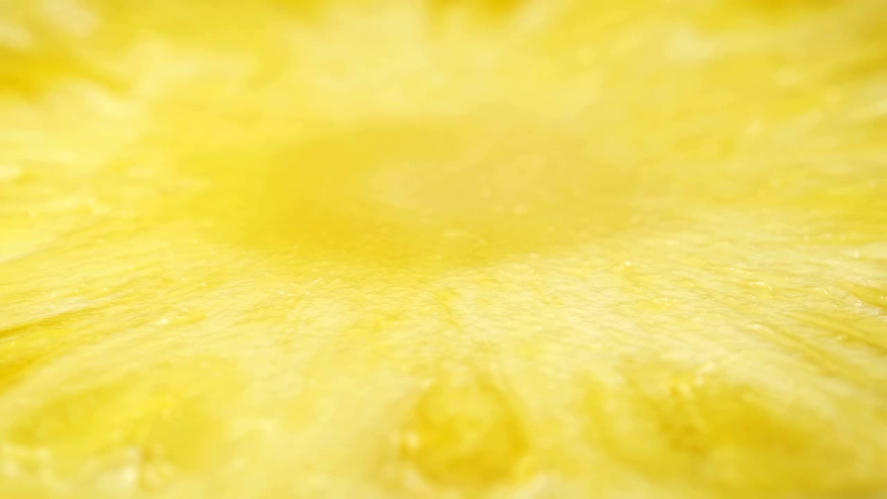 파인애플 섹션이 턴테이블에서 회전합니다.