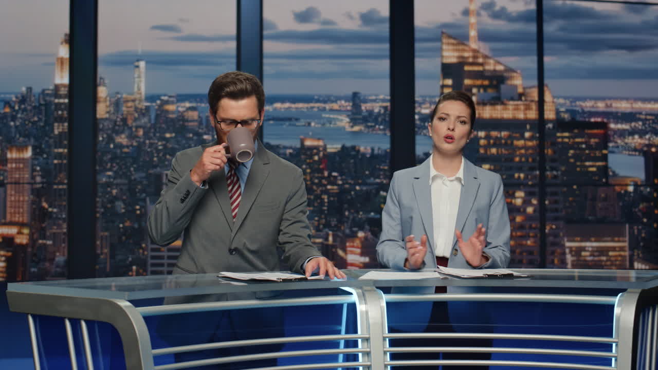 팀 기자들이 이야기하는 뉴스 스튜디오 저녁 방송 클로즈업. 커들이 이야기합니다.