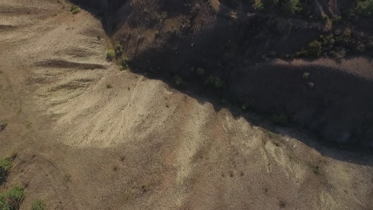 vista aérea de colinas y valles secos