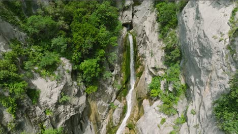 Parallex-aerial-shot-of-Gubavica-waterfall-canyon-on-the-Cetina-River,-Europe