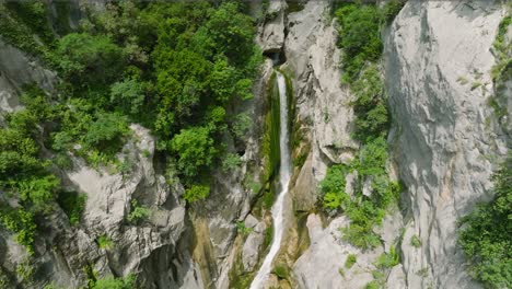 Toma-Aérea-Paralela-Del-Cañón-De-La-Cascada-Gubavica-En-El-Río-Cetina,-Europa