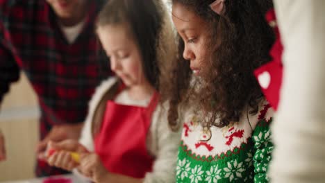 Hochklappbare-Videoshows,-In-Denen-Die-Familie-Weihnachtsplätzchen-Dekoriert