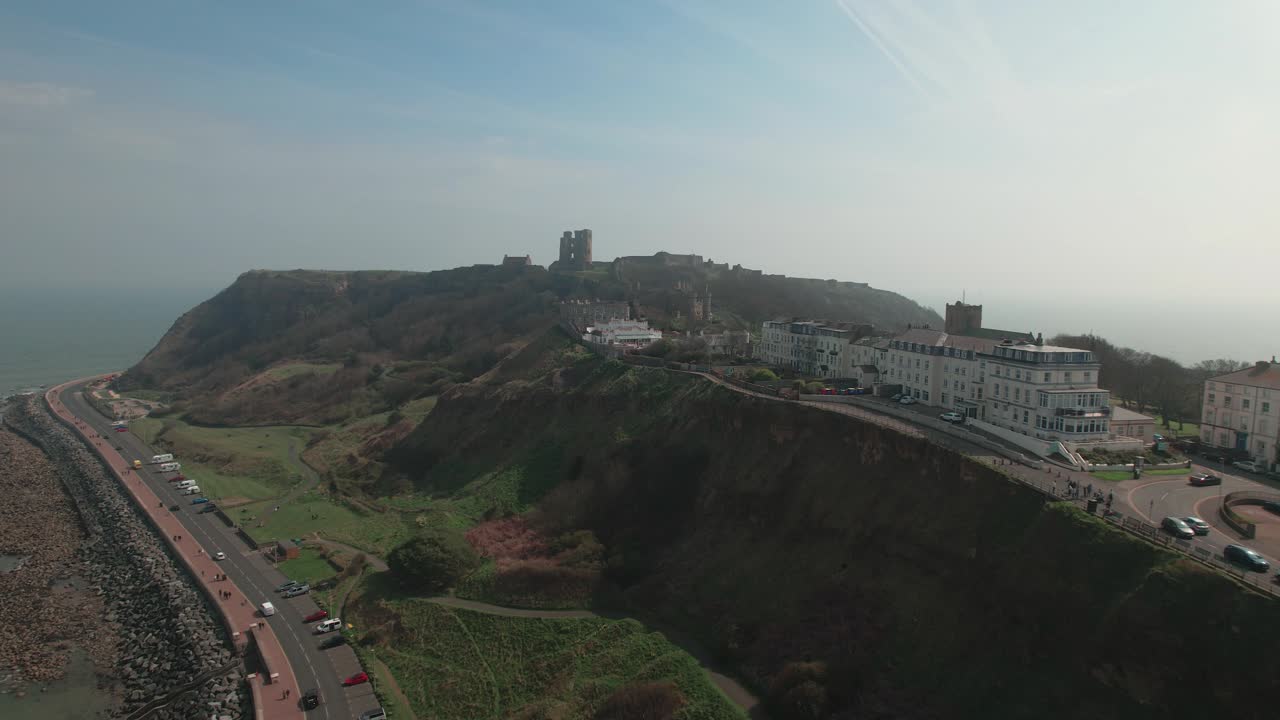 vista aérea a lo largo de la costa de scarborough hacia el punto de vista de la ladera de las ruinas del castillo medieval