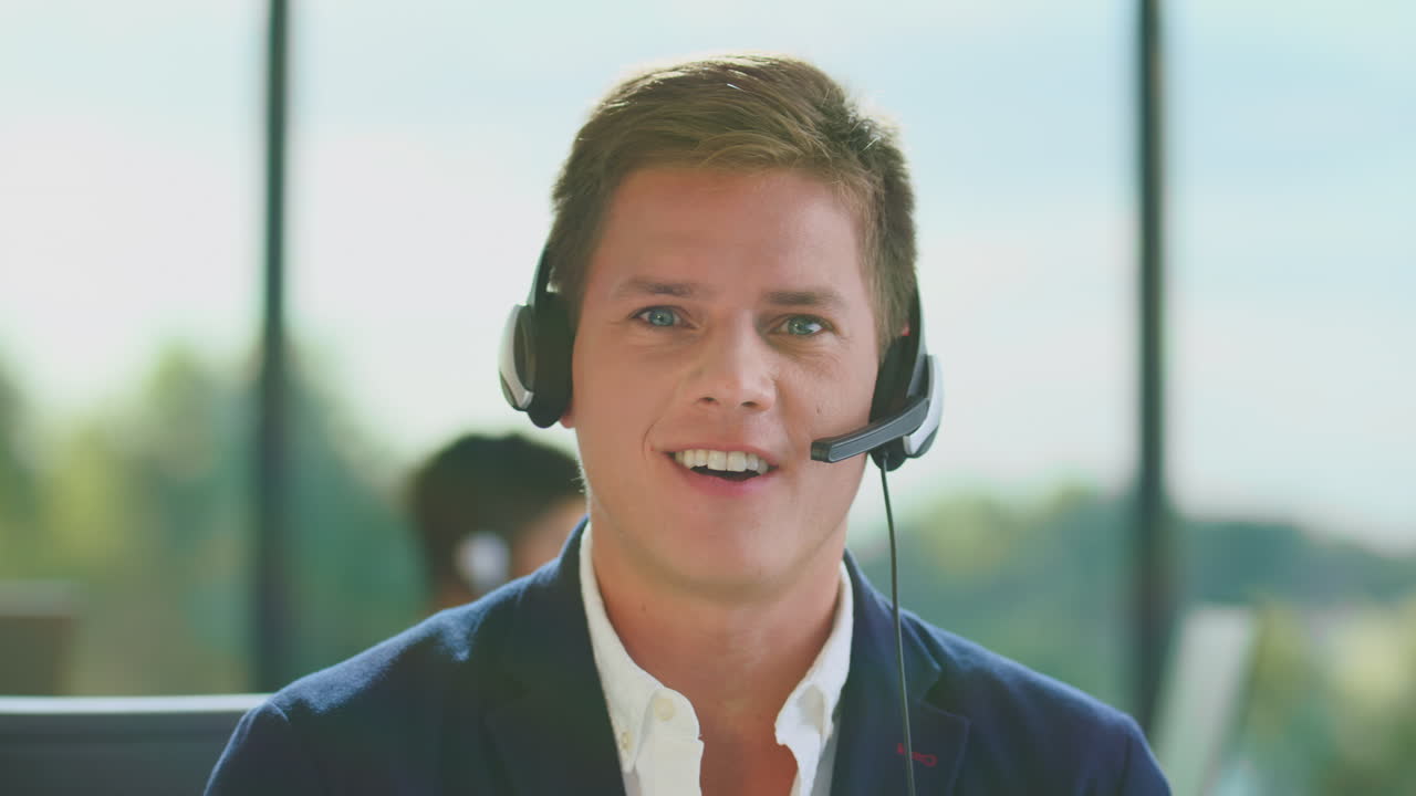 Glad kundeservicemedarbejder